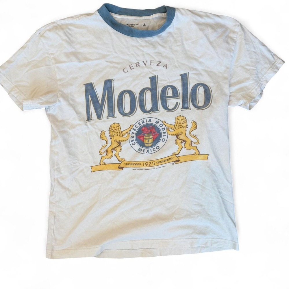 Modelo Abercrombie and Fitch Soft AF Tee